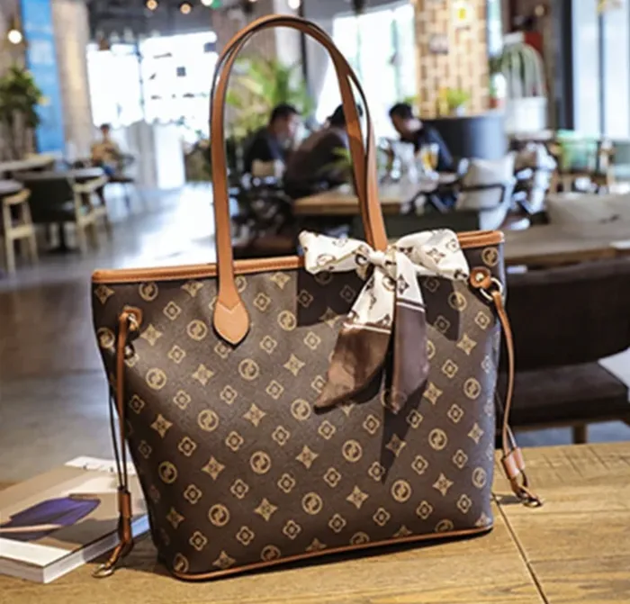 Women's shoulder bag for traveling Louis Vuitton brand.
